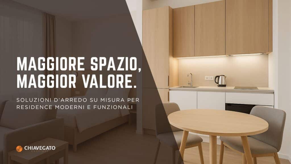 Interno moderno di un residence con cucina monoblocco compatta e arredi su misura in legno chiaro