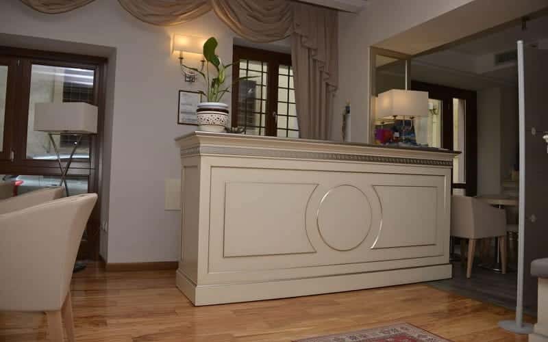 Mobili in legno fatti a mano per hall e reception