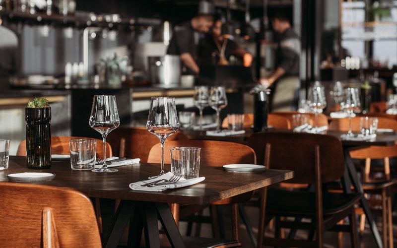 Realizzazione mobili, tavoli e sedie su misura per ristorante