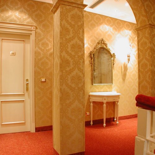 Contract Hall spazi comuni. Realizzazione arredamenti su misura hotel. Chiavegato Contract Verona